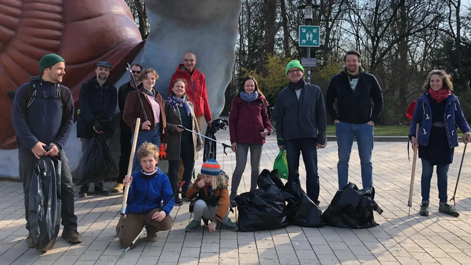 Mit Müllzangen und Abfalltüten: Der Grünen Ortsverband Westend/ Laim lud jüngst zum „Cleanup“ in den Bavariapark ein. (Foto: Grüne Westend/ Laim)