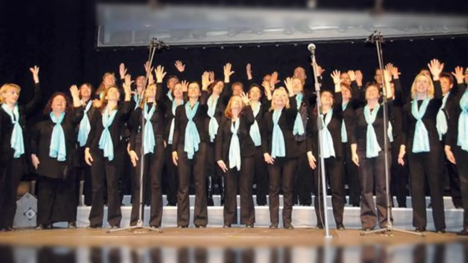 Der Gospelchor »Emmeram Singers« singt für die Orgel in der Kirche St. Emmeram.	 (Foto: VA)