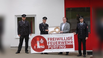 Offizielle Schlüsselübergabe des neuen Feuerwehrhauses in Purfing an die Kameraden der örtlichen Freiwilligen Feuerwehr. (Foto: VA)