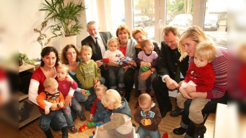 „WIKI hat nur Vorteile, sowohl für die Eltern, für die Tagesmütter als auch für uns Gemeinden.“ (V.l.) Elke Ruprecht, Monika Schaudig, Peter von Quadt, die Bürgermeister Ilse Weiß, Annemarie Detsch und Christoph Göbel sowie Morag Teubner stellten die neue Tagesmütterbörse vor. (Foto: US)