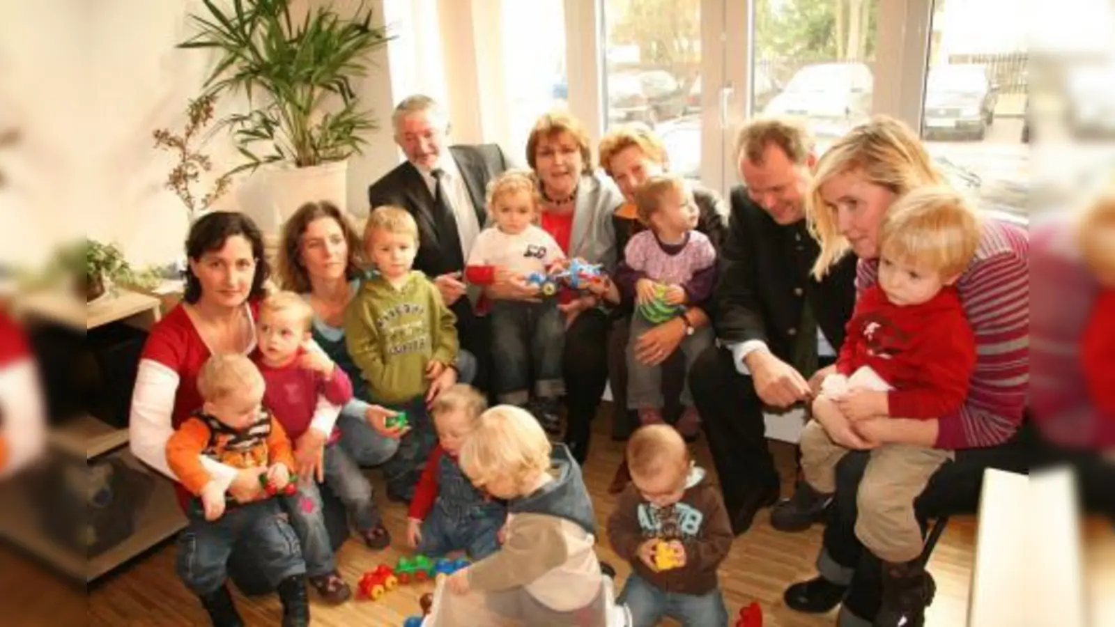 „WIKI hat nur Vorteile, sowohl für die Eltern, für die Tagesmütter als auch für uns Gemeinden.“ (V.l.) Elke Ruprecht, Monika Schaudig, Peter von Quadt, die Bürgermeister Ilse Weiß, Annemarie Detsch und Christoph Göbel sowie Morag Teubner stellten die neue Tagesmütterbörse vor. (Foto: US)