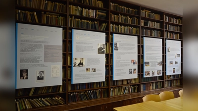 Blick in die Tolstoi-Bibliothek und die Ausstellung über ihre Geschichte. (Foto: VA)