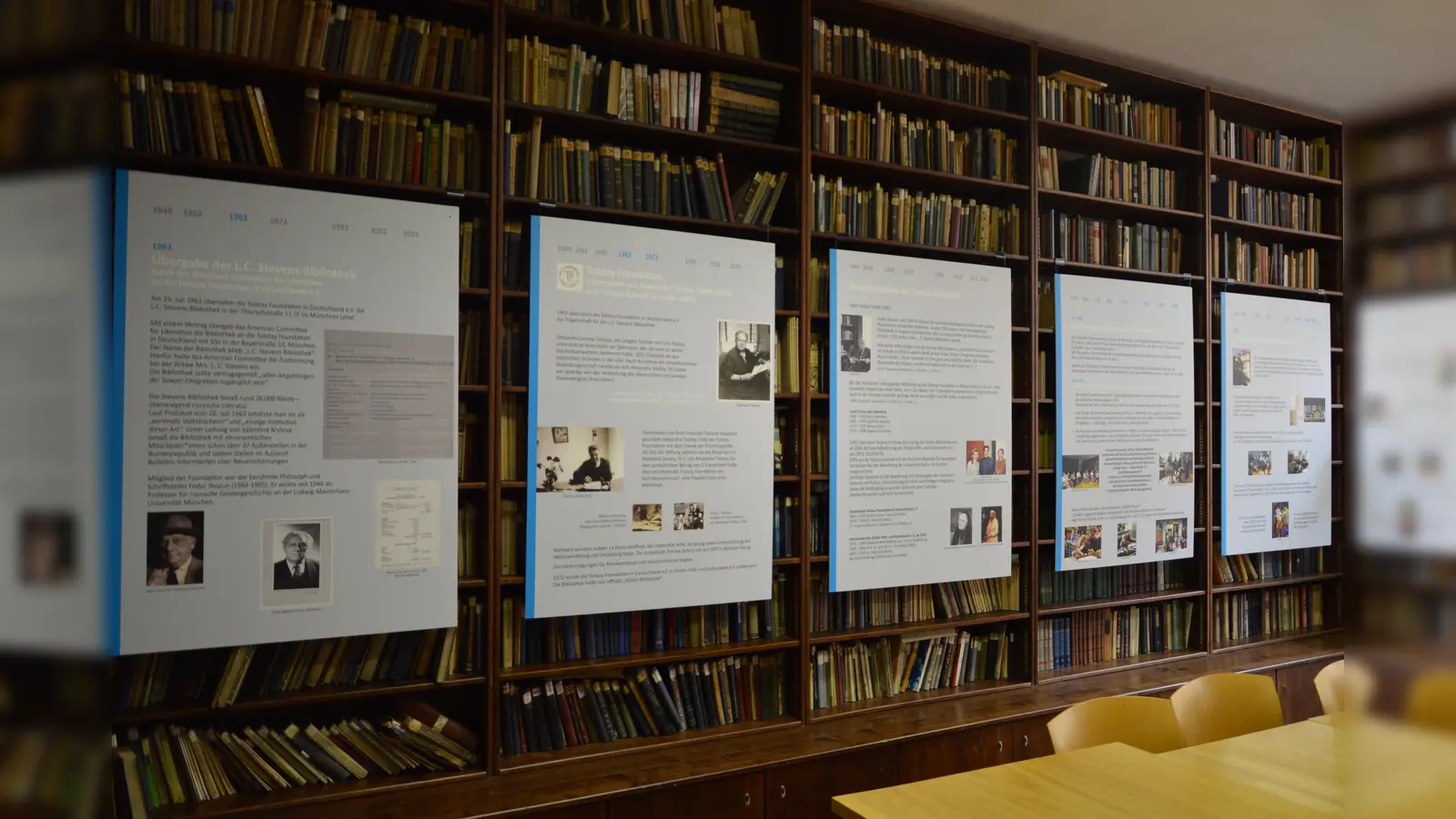 Blick in die Tolstoi-Bibliothek und die Ausstellung über ihre Geschichte. (Foto: VA)