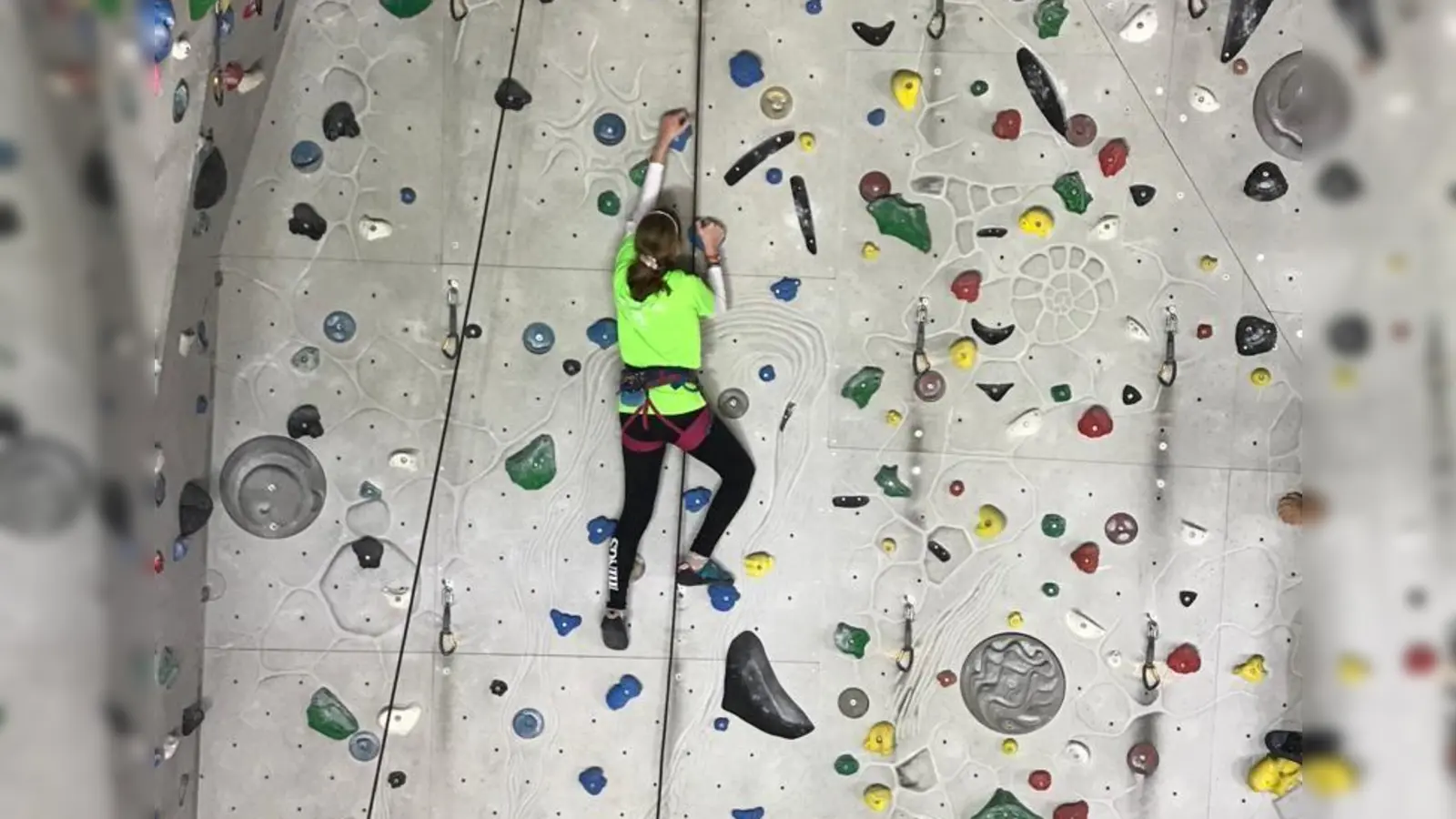 Unerschrocken und selbstbewusst: Emily in der Kletterwand (Foto: privat)
