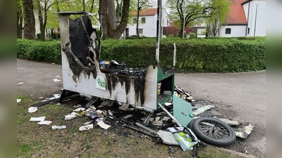 Das Plausch&amp;TauschMobil EMMA in Kirchtrudering ist nach einer Brandstiftung abgebrannt. (Foto: Kreislaufschrank e.V.)