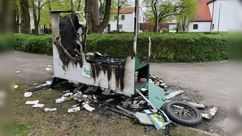 Das Plausch&amp;TauschMobil EMMA in Kirchtrudering ist nach einer Brandstiftung abgebrannt. (Foto: Kreislaufschrank e.V.)