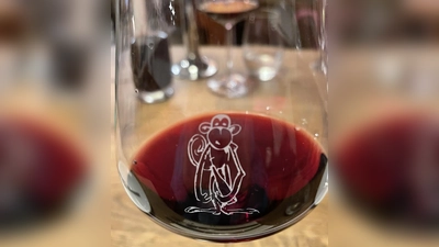 Bei einem Glas Wein können Krimifans den Abend: „Fiktion versus Fakten” in der Gemeindebibliothek Sauerlach ausklingen lassen.  (Foto: hw)