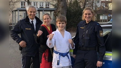 Beim „Goldenen Ninja-Kurs” v.l.: Erster Polizeihauptkommissar Andreas Ruch, Dana Simmet, Assistenztrainer Adrian und Polizeihauptmeisterin Tanja Jelinek. (Foto: PI Germering)