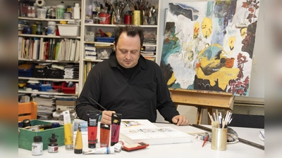 Konzentriert am Werk: Werner Paulini, Vorstand von Kunst in Sendling e.V., in seinem Atelier. (Foto: Paulini)