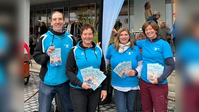 Das Team der Geschäftsstelle im TSV Starnberg (v.l.) mit dem neuen Sportprogramm-Heft: Benedikt Pohlus, Susi Mörtl, Katharina Hoffmann und Barbara Menzler. (Foto: TSV Starnberg)