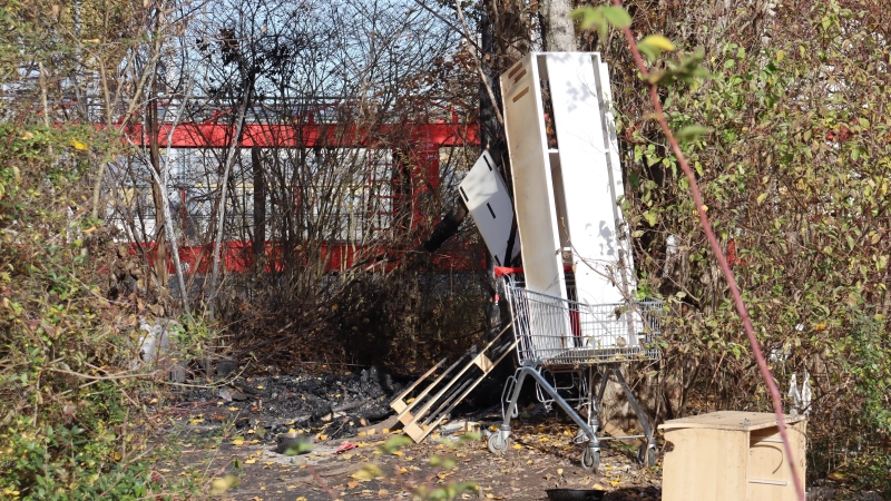 Bei Löscharbeiten wurde in der Nacht von Montag, 3. November, eine tote Frau gefunden. Es handelt sich um eine obdachlose Polin. Die Mordkommission ermittelt.  (Foto: mha)