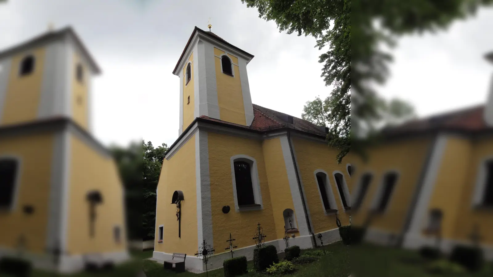 Die kleine Wallfahrtskirche St. Anna liegt dicht an der steil abfallenden Hochterrasse des Isarufers. (Foto: gemeinfrei)