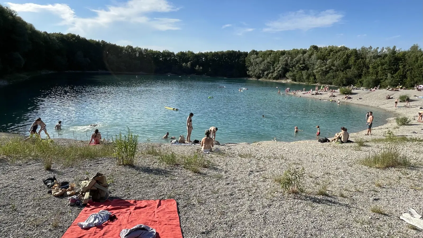 Baden am See oder Weiher ist an heißen Tagen eine willkommene Erfrischung. Doch sollte man dabei unbedingt vorsichtig sein. Die DLRG rät beispielsweise dazu, auf Booten und SUPs eine Schwimmweste zu tragen.  (Foto: pst)