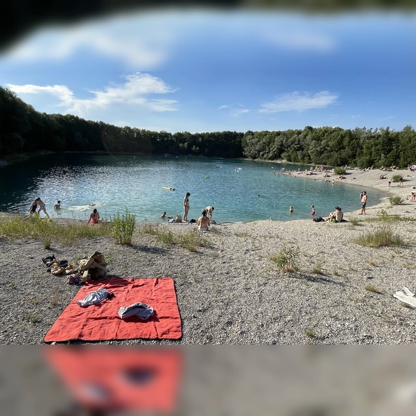 Baden am See oder Weiher ist an heißen Tagen eine willkommene Erfrischung. Doch sollte man dabei unbedingt vorsichtig sein. Die DLRG rät beispielsweise dazu, auf Booten und SUPs eine Schwimmweste zu tragen.  (Foto: pst)
