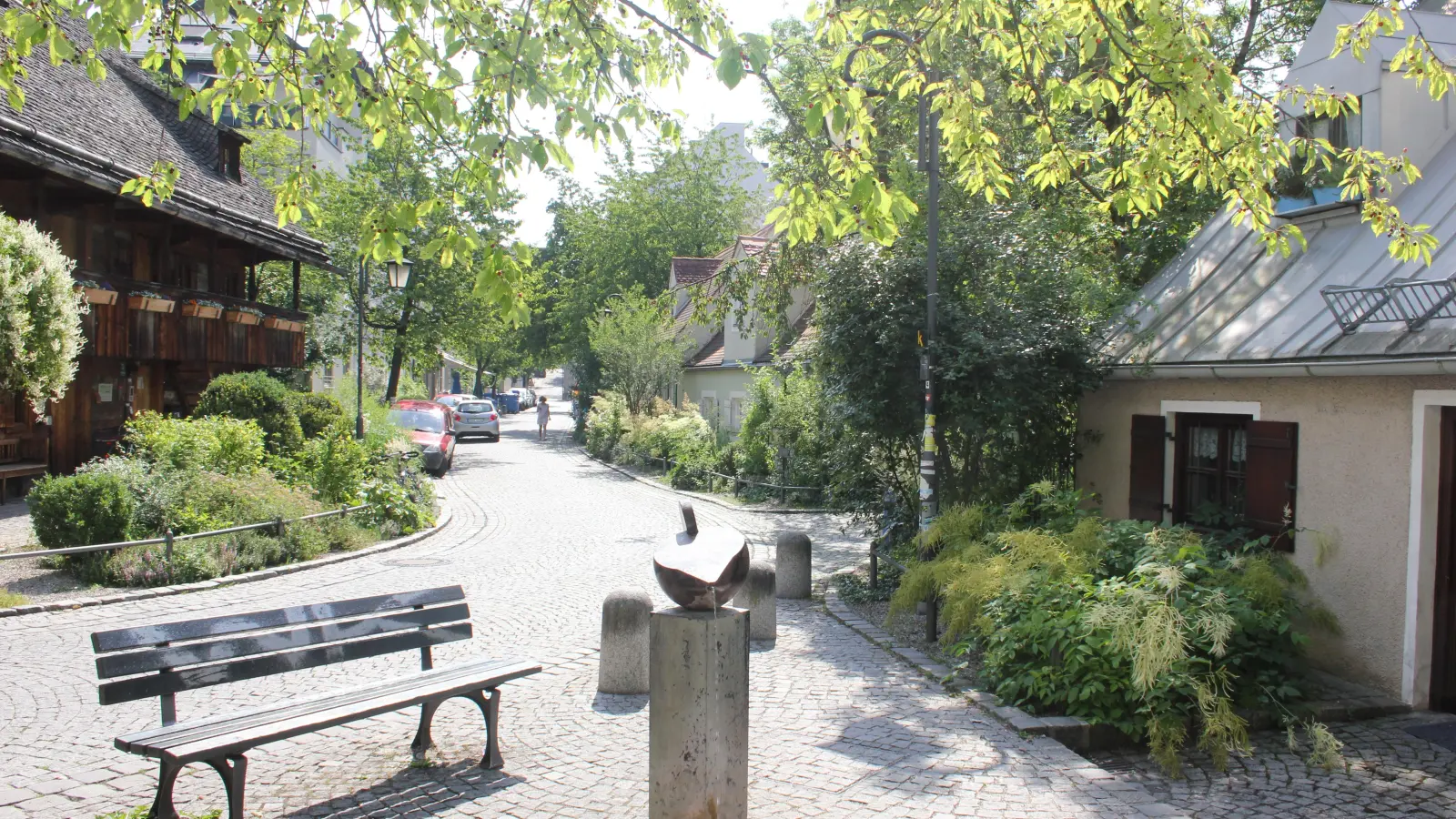 Die Preysingstraße in Haidhausen. Links ist der Kriechbaumhof zu erkennen, rechts das Üblacker-Häusl. (Foto: bs/Archiv)