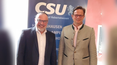 Hans-Jürgen Schreier (links) mit CSU-Ortsvorsitzendem Clemens von Trebra. (Foto: dek)