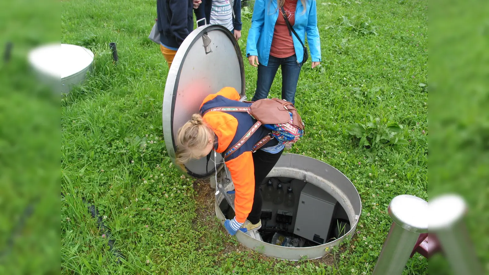 Auch im Vorjahr durften Schülerinnen des Max-Josef-Stifts die unterirdische Messstation des IMK besteigen. (Foto: Schule)