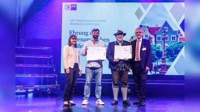 Ausgezeichnet führ ihre ehrenamtliche Leistung (v.l.n.r.): Veronika Böllmann (IHK-Geschäftsstelle Weilheim), Thomas Kollek, Alexander Wagner und Reinhard Häckl (Vorsitzender IHK-Regionalausschuss Landsberg) (Foto: Matthias Balk/IHK)