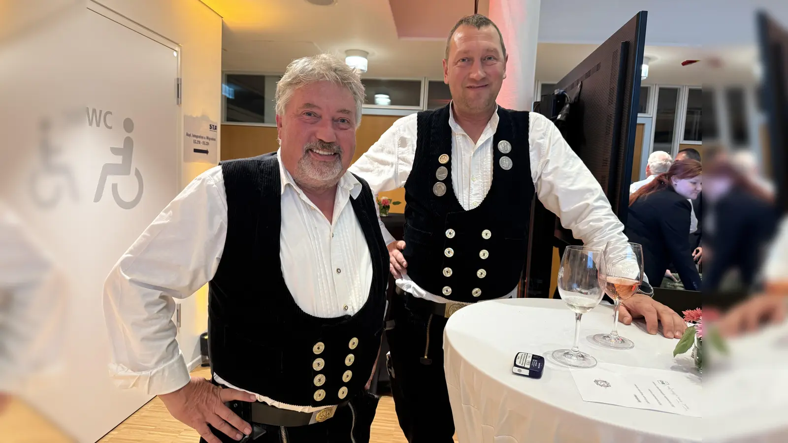 Kreishandwerksmeister Ludwig Gansneder (l.) und der Obermeister der Zimmerer- und Holzbauinnung Starnberg, Leopold Göring warben für das Handwerk. (Foto: pst)