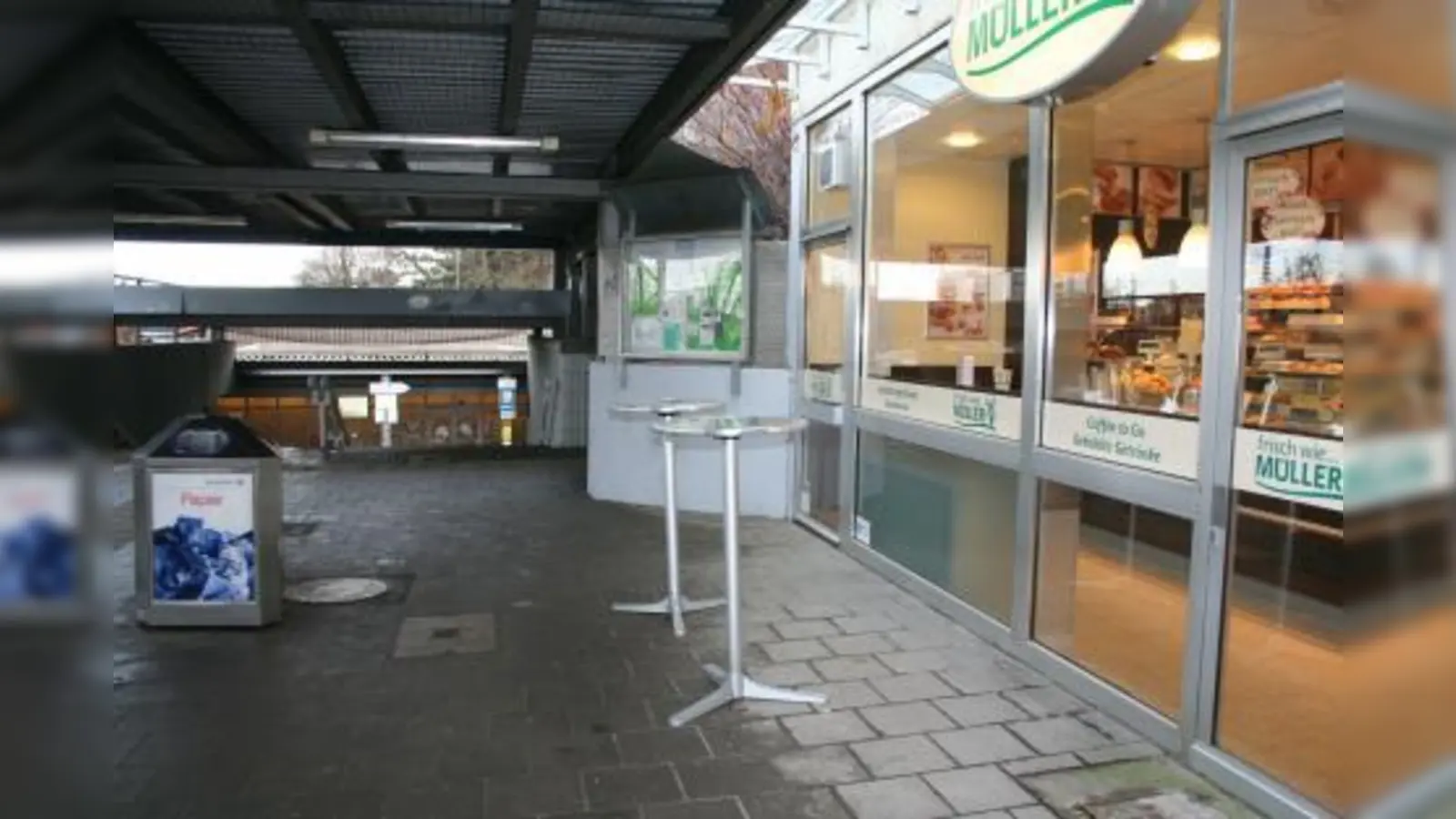 Mit dem Aufzug werden Lebensmittel, zum Beispiel in die Bäckerei am Bahnhof, transportiert. Deswegen hat der BA das Referat für Gesundheit und Umwelt angerufen. (Foto: tg)