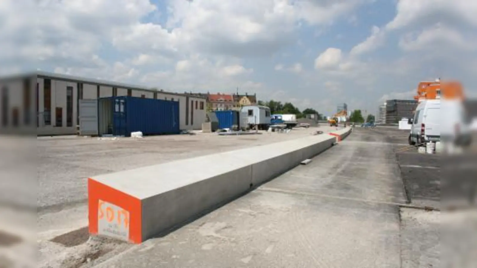 Eine Mauer in Sitzhöhe wird die „Spielkiste” der Freizeitanlage auf dem Bahndeckel umgeben. Um Elektrosmog zu entgehen, sollen Kleinkinder dort nicht spielen. (Foto: tg)