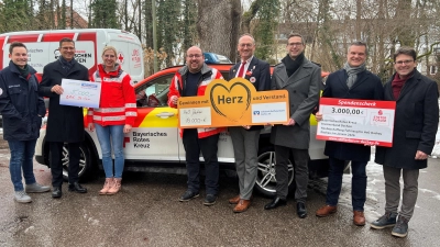 Max Frisch, Jürgen Vogt, Lisa Allert, Benjamin Sanchez, Bernhard Seidenath, Florian Rohrmüller, Benjamin Bertl und Florian Hartmann (v. l.). (Foto: BRK - Kreisverband Dachau)