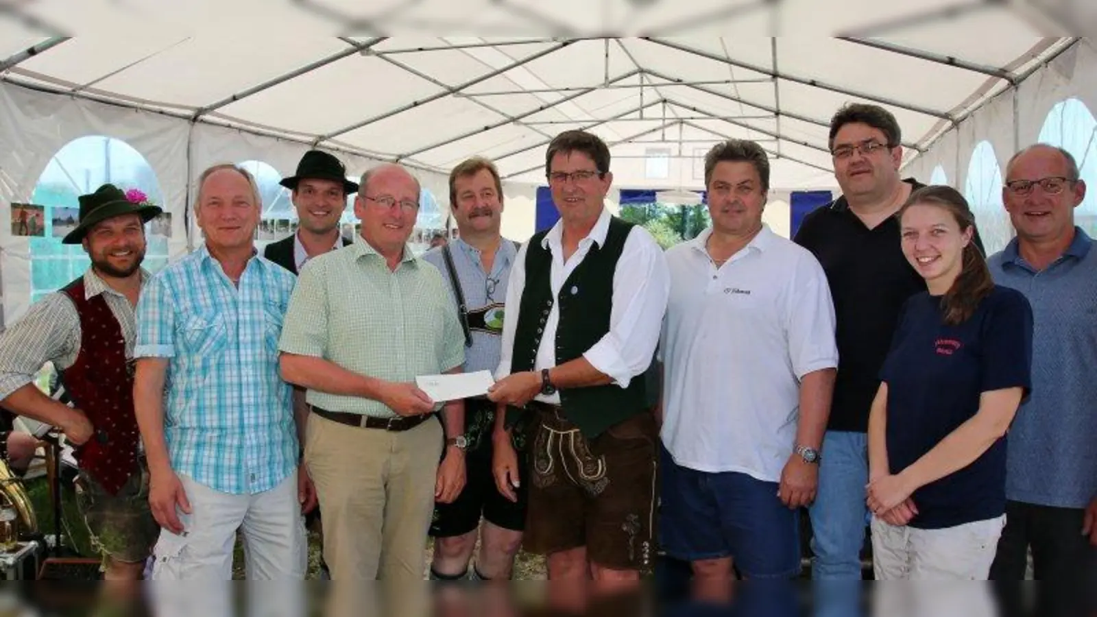 Sie feierten gemeinsam das 10-jährige Bestehen, v.l.: Martin Monn (Trachtenverein Lüßbachtaler), Helmut Schulz (Bachhauser Blasmusik), Stefan Monn (FFW Höhenrain), Bürgermeister Ruppert Monn, Helmut Moosburger (Schützenverein Enzian), Gerald Urban (EC Höhenrain), Joachim Swatosch (FSV Höhenrain), Thomas Hess (TC Berg), Kathrin Misselwitz (FFW Berg) und Franz Schmid (SSV Pöcking). (Foto: Hans-Peter Höck)