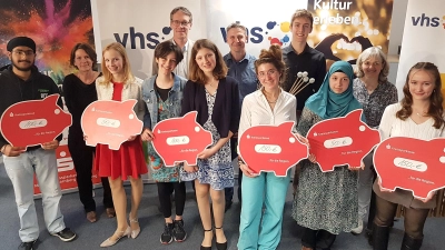 Sechs Sieger zeigen sich hier bei der Preisverleihung des letztjährigen Wettbewerbs.  (Foto: vhs Vaterstetten)