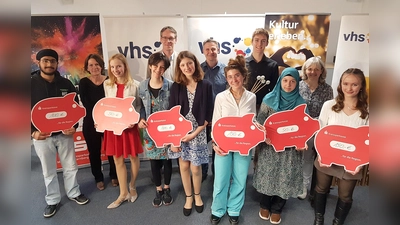 Bei der Preisverleihung: Armanpreet Singh (2. Preis), Juliane Breinl (Juryleitung), Jana Bessler (3. Preis), Lucia Mayer (2. Preis), Stephan Bobe (vhs), Viola Schickinger (2. Preis), René Kind (Kreissparkasse), Anjella Widder (1. Preis), Filip Vojta (Marimba), Habiba Elrady (3. Preis), Anja Rahimpour (vhs) und Janina Beitel (1. Preis) (v.l.). (Foto: vhs Vaterstetten)