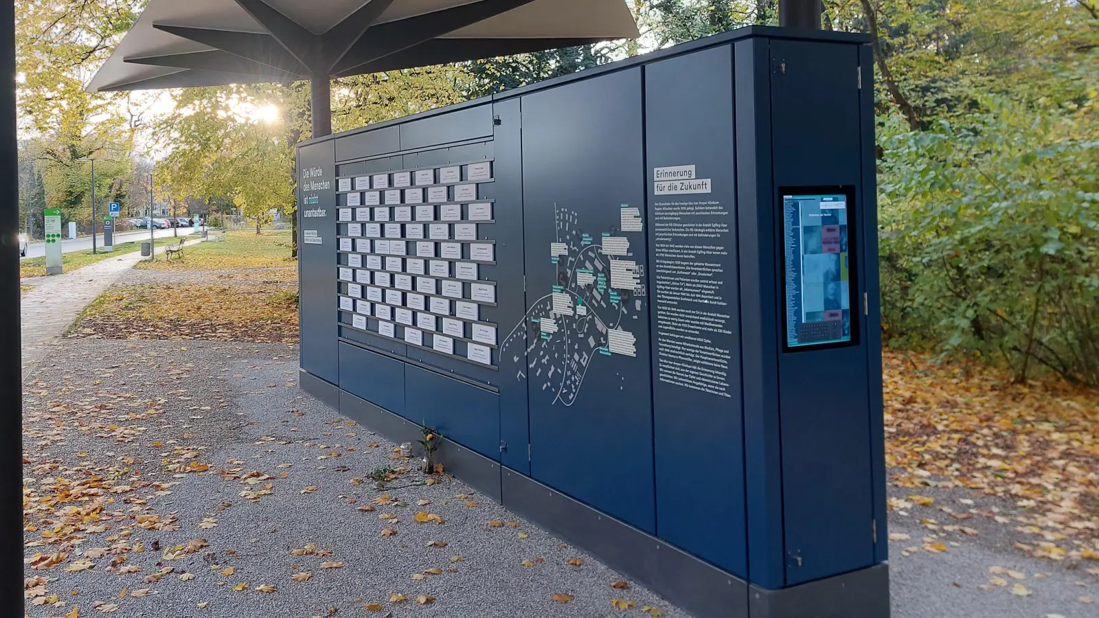 Die „Bibliothek der Namen“ für die Opfer der NS-Euthanasie auf dem Gelände des kbo-Klinikums Haar: Auch für Hedwig Poschenrieder gibt es eine Gedenktafel. (Archivbild: bas)