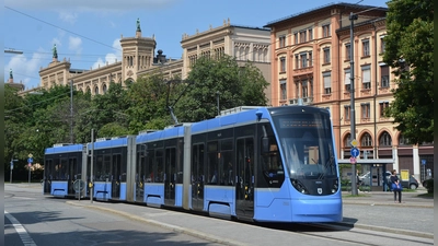 Einen Korso mit verschidenen Trambahnmodellen kann man am Samstag sehen. Im Bild eine Avenio TZ 2502, hier in der Maximilianstraße. (Foto: MVG, Wolfgang Wellige)