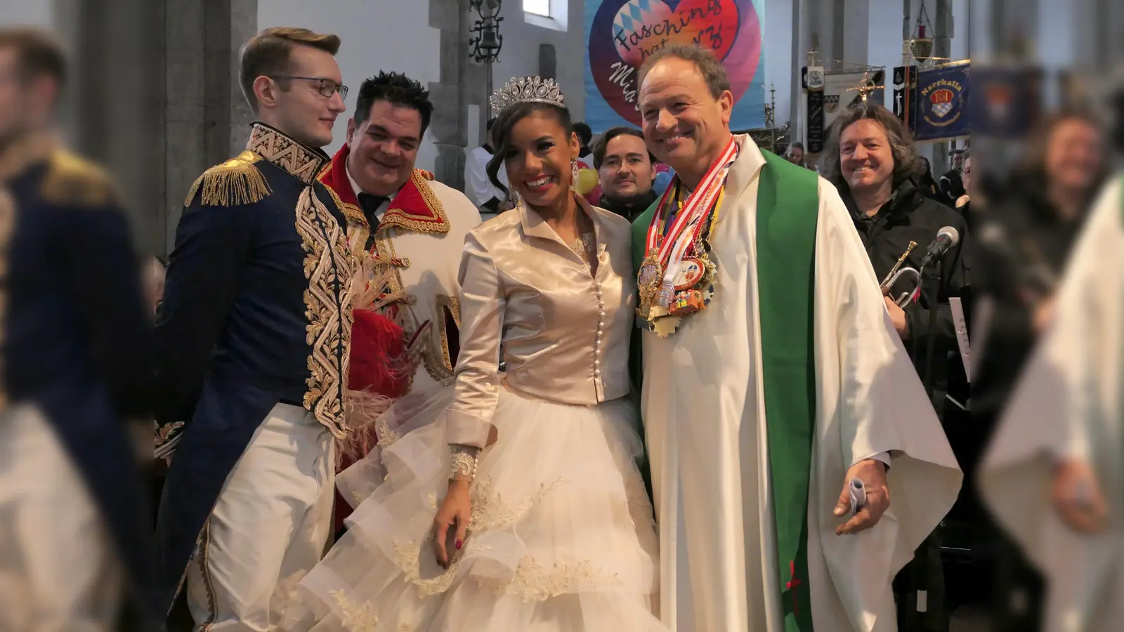 Stadtpfarrer Rainer Maria Schießler, Narrhalla <br>Prinzenpaar Moritz II. und Désireé I. und der Narrhalla Präsident Günther Grauer bei der 1. Schunkelmesse.<br> (Foto: Studio Roucka)