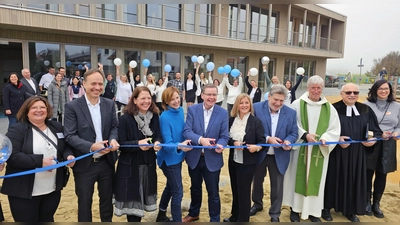 Das Band durchtrennen (v.l.) Andrea Sailer, Jan und Angela Spreen, Kerstin Schempp, Manfred Walter, Steffi Weller, Heinrich Lenker, die Pfarrer Franz von Lüninck und Rainer Hess, Miriam Haas. (Foto: Gemeinde Gilching)