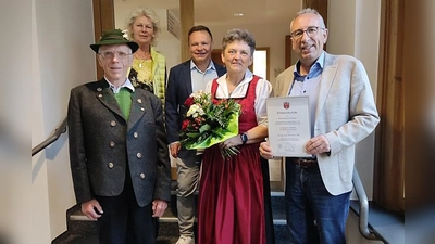 Erinnerungsfoto zum Abschied (v.r.): Erster Bürgermeister Markus Loth, Margit Egger, Bürgerheimleiter Richard Stiehle, Brigitte Hoferer (Bürgerheim) und Josef Egger, der Ehemann der Jubilarin.  (Foto: Stadt Weilheim)