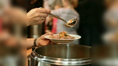 Eine warme Mahlzeit ist für Senioren oft das Highlight des Tages. Wie Einrichtungen ihr Angebot verbessern, gesund und nachhaltig gestalten können, erfahren sie bei dem kostenlosen Coaching.  (Foto: ara)