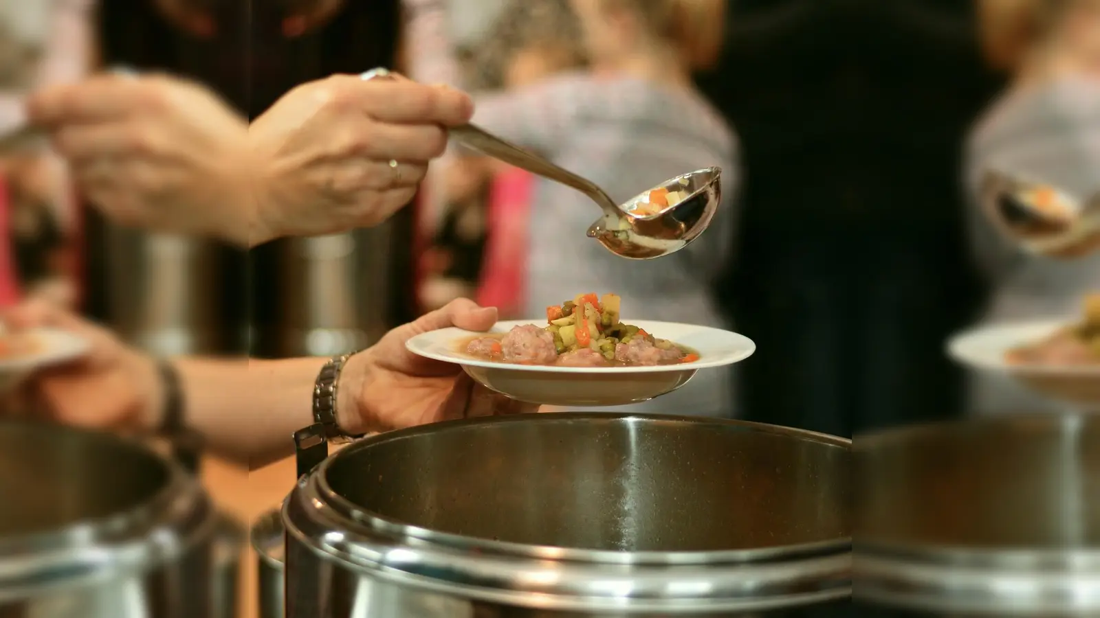 Eine warme Mahlzeit ist für Senioren oft das Highlight des Tages. Wie Einrichtungen ihr Angebot verbessern, gesund und nachhaltig gestalten können, erfahren sie bei dem kostenlosen Coaching.  (Foto: ara)