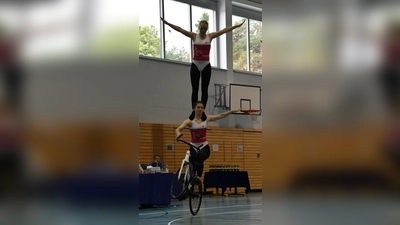 Katharina Hupfauer mit Sabine Tausch (oben) erreichten beim 2er-Kunstrad der Frauen den ersten Platz.<br> (Foto: Magdalena Müller)