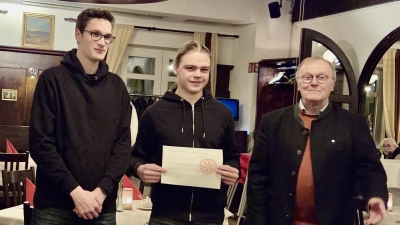 Zufriedene Gesichter bei der Spendenübergabe (v.l.): Kult-Schatzmeister Anton Sanktjohanser und Kult-Vorsitzender Kristian Aumayer sowie Rotary-Präsident Günter Riedner. (Foto: privat)