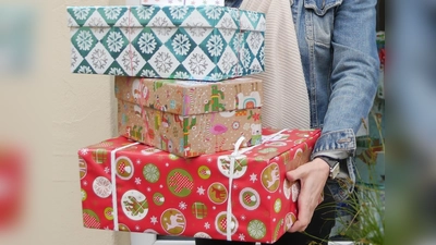 Geschenke, die gut sichtbar im Auto liegen, locken Diebe an. Deshalb sind sie besser im Kofferraum aufgehoben. Handtaschen, Handys und andere Wertsachen gehören grundsätzlich nicht ins abgestellte Auto.  (Foto: std)