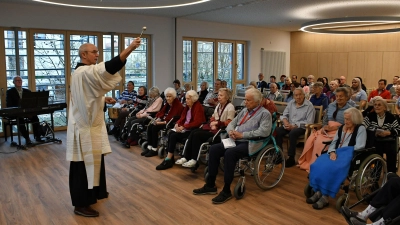 Der katholische Diakon Klaus Klonowski segnete den neuen Veranstaltungsraum des Unterföhringer Seniorenzentrums. (Foto: Gemeinde Ufg/foe)