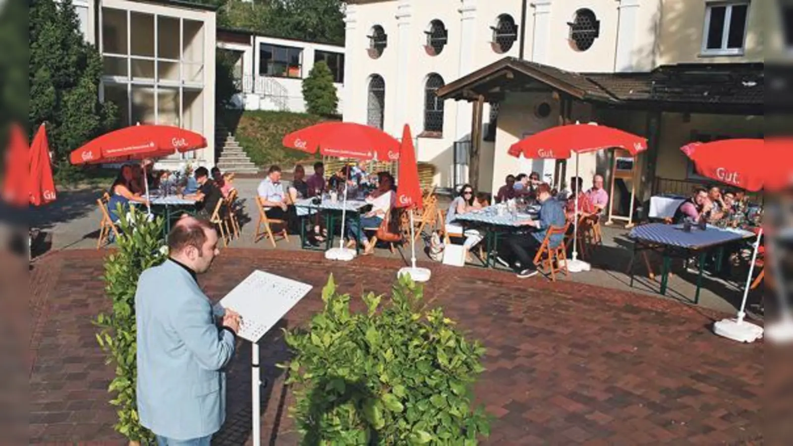 Entlassfeier an der Heimvolksschule: Die letzte unter der Leitung des seraphischen Liebeswerks. Eine 95 Jahre alte Schultradition in Wartenberg reißt ab. Am Pult: Noch-Gesamtleiter Martin Hagner.	 (Foto: kw)