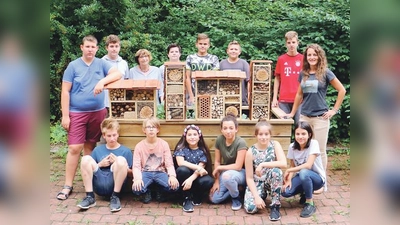 Die engagierten Schüler und Lehrerinnen mit den selbstgebauten Insektenhotels.	 (Foto: VA)
