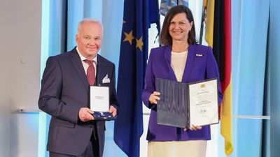 Alfred Aigner, Jäger und Falkner aus Sauerlach, wurde für sein jahrzehntelanges Engagement, insbesondere für die Greifvogelauffangstation in Otterfing von Landtagspräsidentin Ilse Aigner geehrt.  (Foto: Stefan Obermeier)