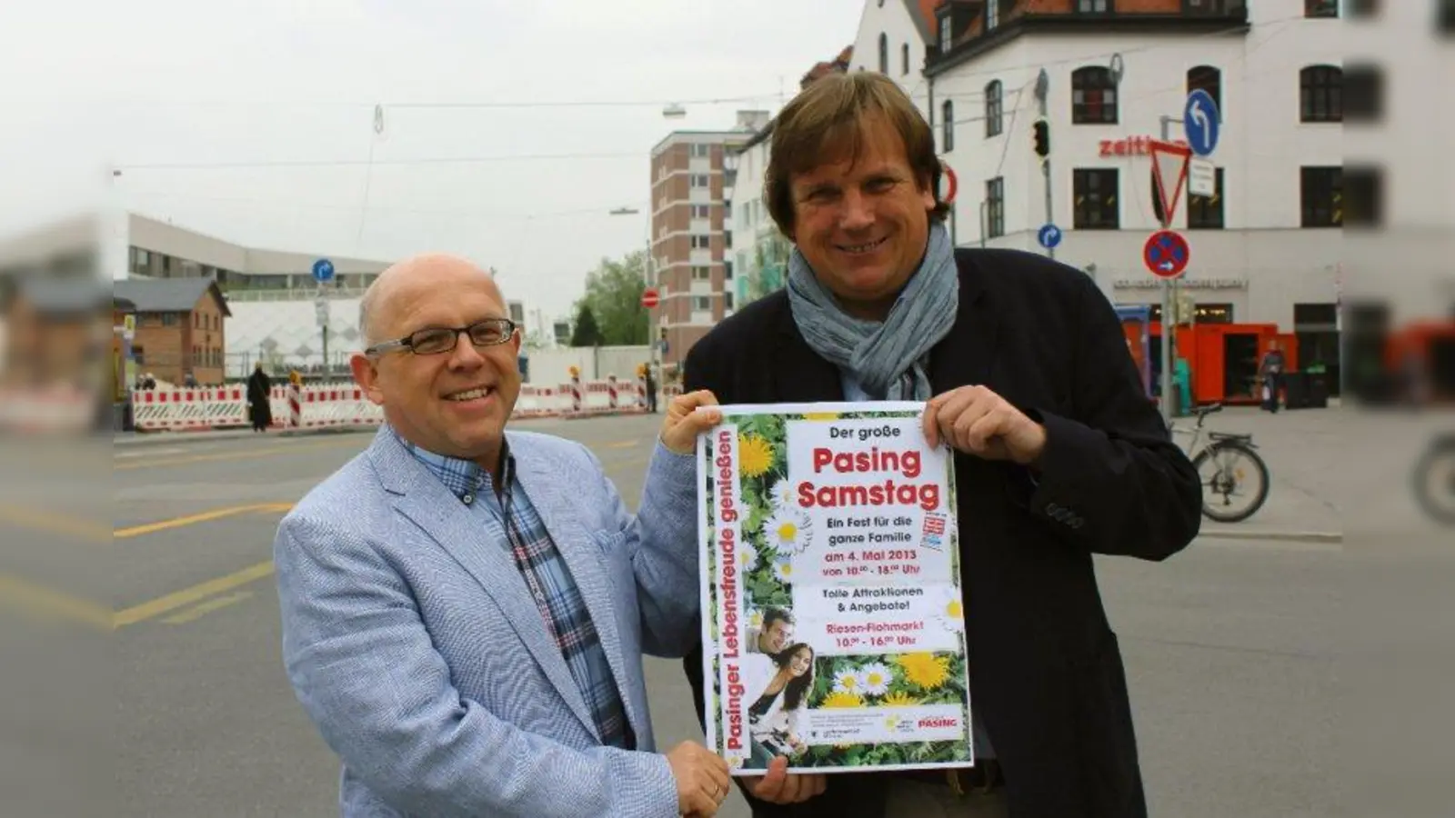 „Wir freuen uns auf ein großes Familien-Spektakel.“ Stadtteilmanager Christian Bitter und Aktives-Pasing-Vorstand Jürgen Kirner (v.r.) haben viele Mitstreiter für den Pasing Samstag gewonnen. (Foto: US)
