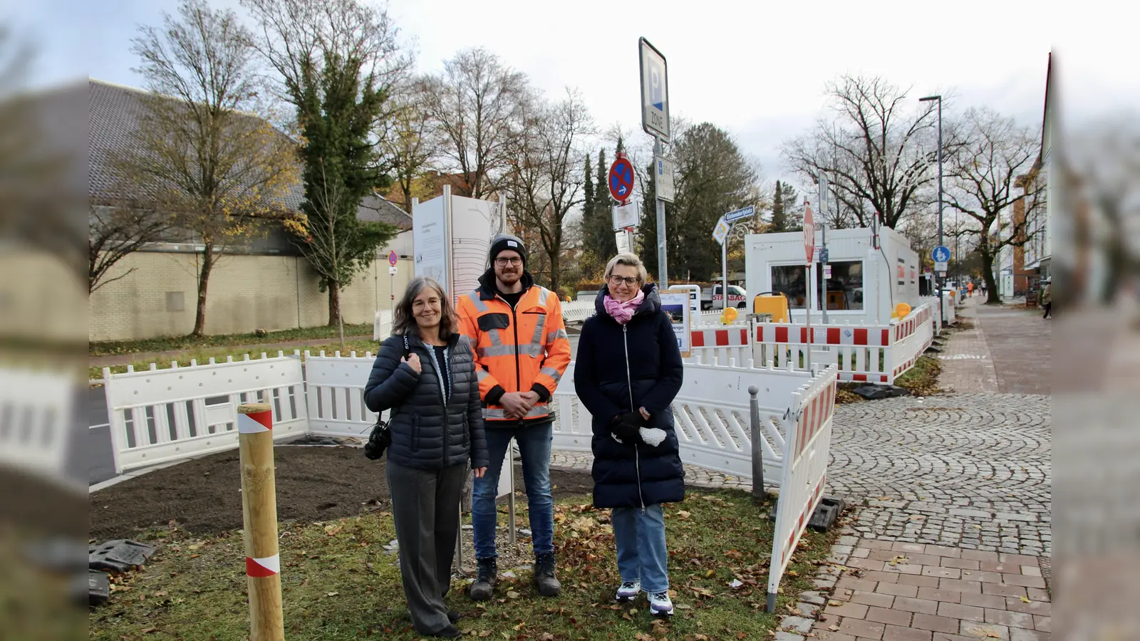 Letzte Baustelleneinrichtungen stehen noch. Bis 27. November sind diese auch verschwunden. Wirtschaftsförderin Sabine Strack, Bauleiter Johann-Gröll-Kolbe und Sabine Vilano vom Bauamt (v.l.) an der fertiggestellten Bahnhofstraße in Gräfelfing. (Foto: us)