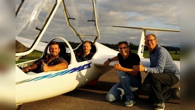 Vor dem Abheben: v.l. Michael Krönauer, Samuel Koch, Frank Zellner und Rudolf Weidenauer (Mitglied im Vorstand des Luftsportvereins). (Foto: Tristan Lanwehr)