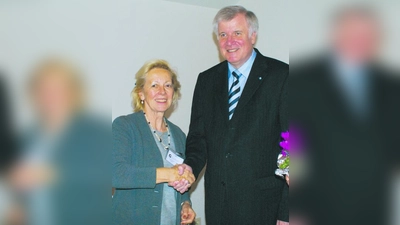 Horst Seehofer mit der Vorsitzenden des Kreisverbandes 5 der Senioren Union, Margot Günther. (Foto: K.D. Schmidt)