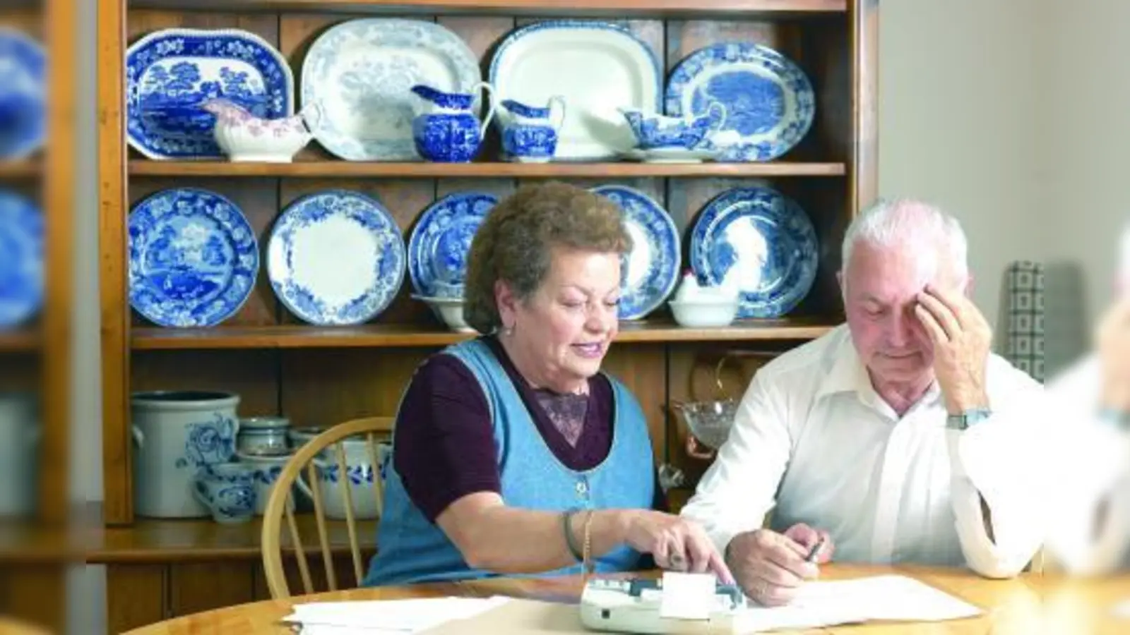 Um Rentner zu entlasten, plädiert der Sozialverband VdK für eine Absenkung des Krankenversicherungsbeitrags, der zum Start des Gesundheitsfonds ab 1. Januar auf 15,5 Prozent festgesetzt wurde. (Foto: photos.com)