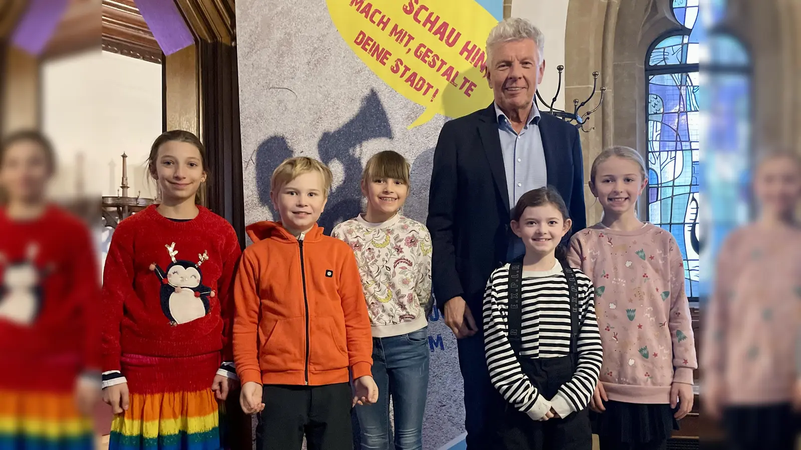 Gruppenbild mit Dieter Reiter: Die Kinder sichteten Münchens Oberbürgermeister während ihres Besuchs im Rathaus. (Foto: Gliesche)