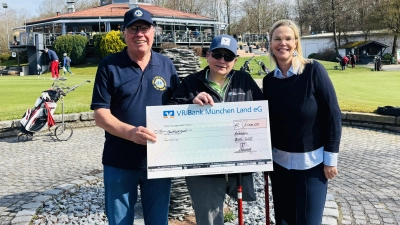 Von links nach rechts: Manfred Schachermayr (Präsident des Lionsclubs Aschheim), Kerstin Schulz (Erste Vorsitzende des Fördervereins) und Andrea Albrecht, die Organisatorin des Golfturniers. (Foto: Lionsclub Aschheim)